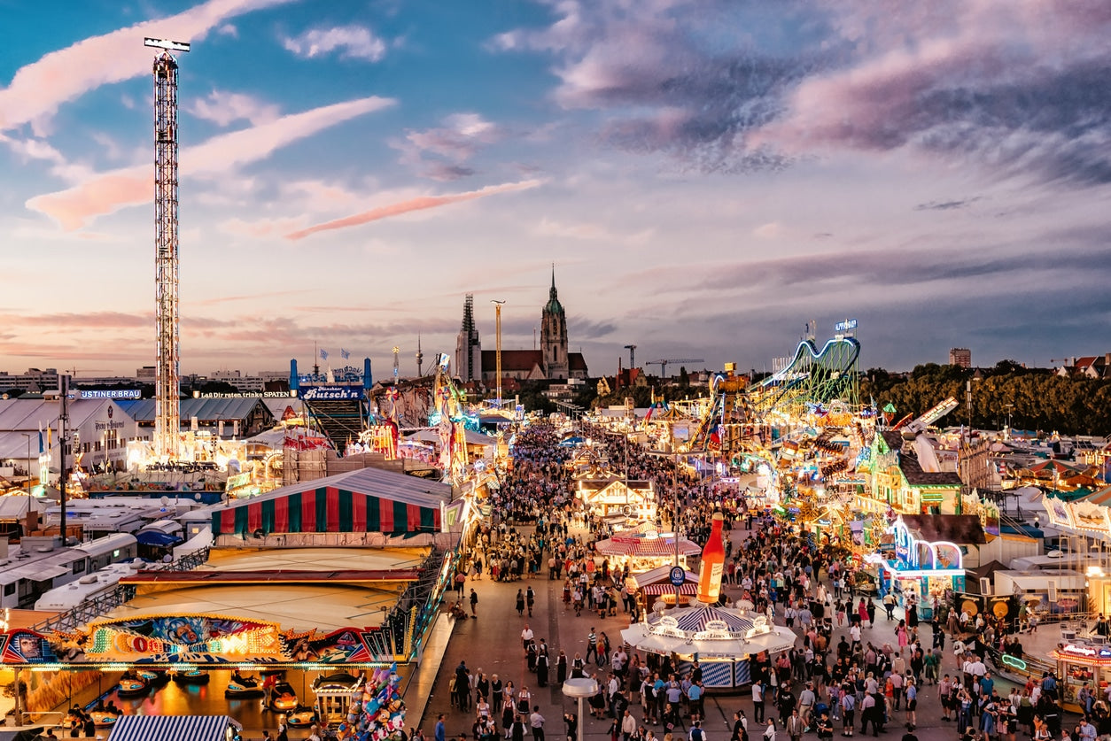Oktoberfest zu Hause: Authentische bayerische Dekoration mit künstlichen Blumen