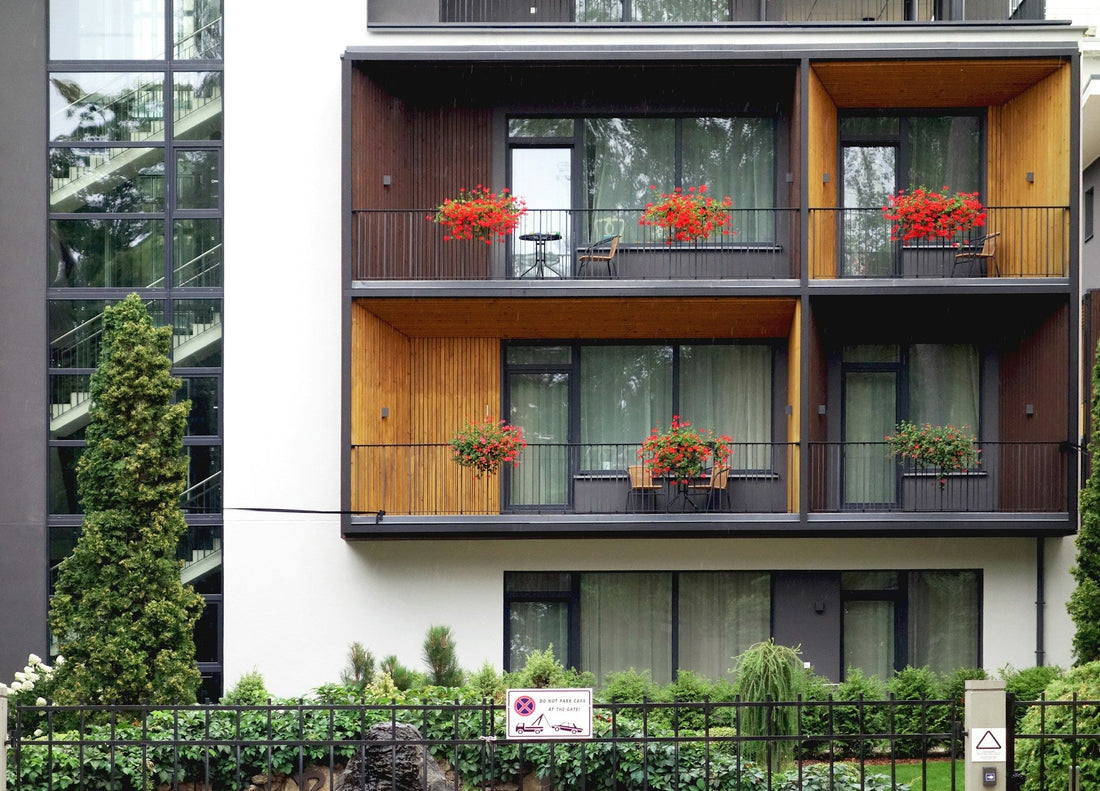 Kunstblumen für den Balkon: Welche sind wirklich wetterbeständig?