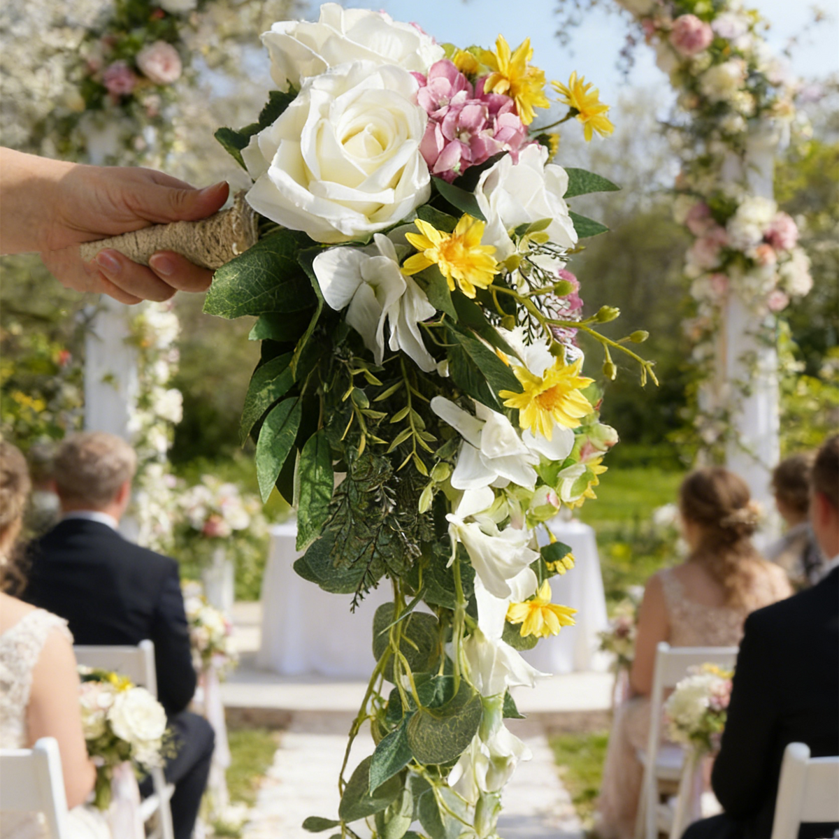 Weißer Rosen Brautstrauß mit Wassertropfen Hochwertige Brautblumen