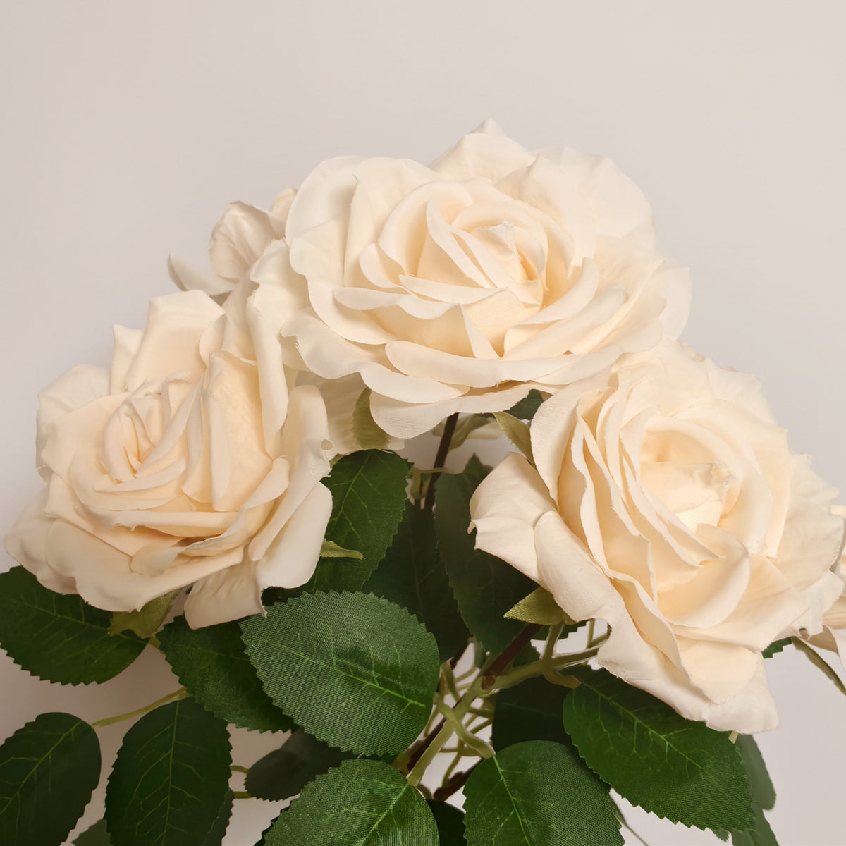 Künstlicher Rosenstrauß 35cm, Cremefarbene Seidenrosen, Hochwertige Kunstblumen für Vase, Hochzeitsdeko & Wohnkultur im Landhausstil