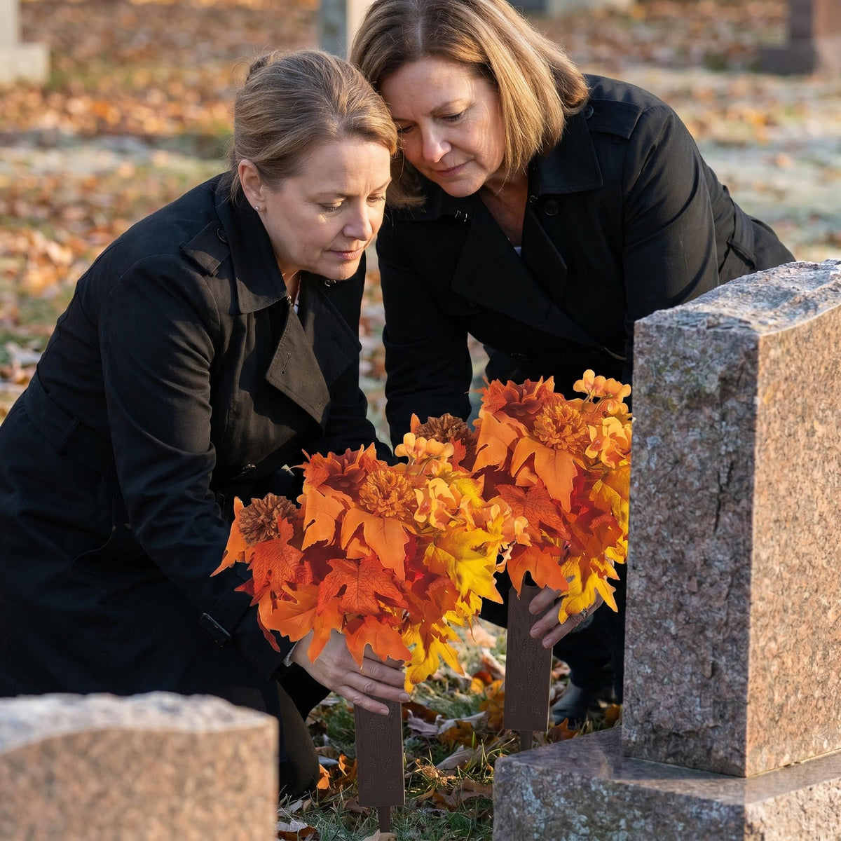 Grabgesteck Herbst 2er Set, Künstliche Friedhofsblumen mit 24 Blüten, Wetterfester Grabschmuck in Orange-Gelb, Premium Seidenblumen für Allerheiligen