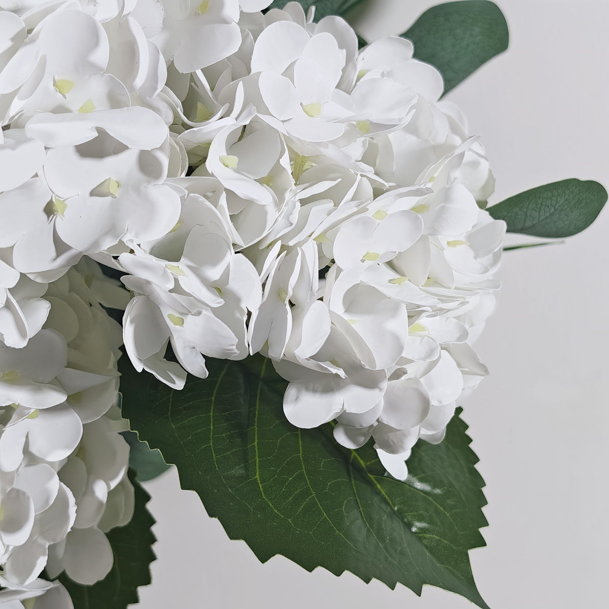 65cm Kunst-Hortensie & Eukalyptus Arrangement, realistische Seide, weiß, für Hochzeiten, Hausdekoration, Geschenke