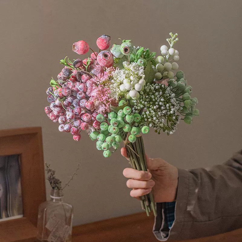 Künstlicher Beerenstrauß 33cm, Realistischer Deko Zweig mit Früchten, für Vase, Herbstdeko & Gestecke, langlebige Kunstblumen