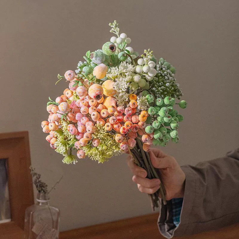 Künstlicher Beerenstrauß 33cm, Realistischer Deko Zweig mit Früchten, für Vase, Herbstdeko & Gestecke, langlebige Kunstblumen