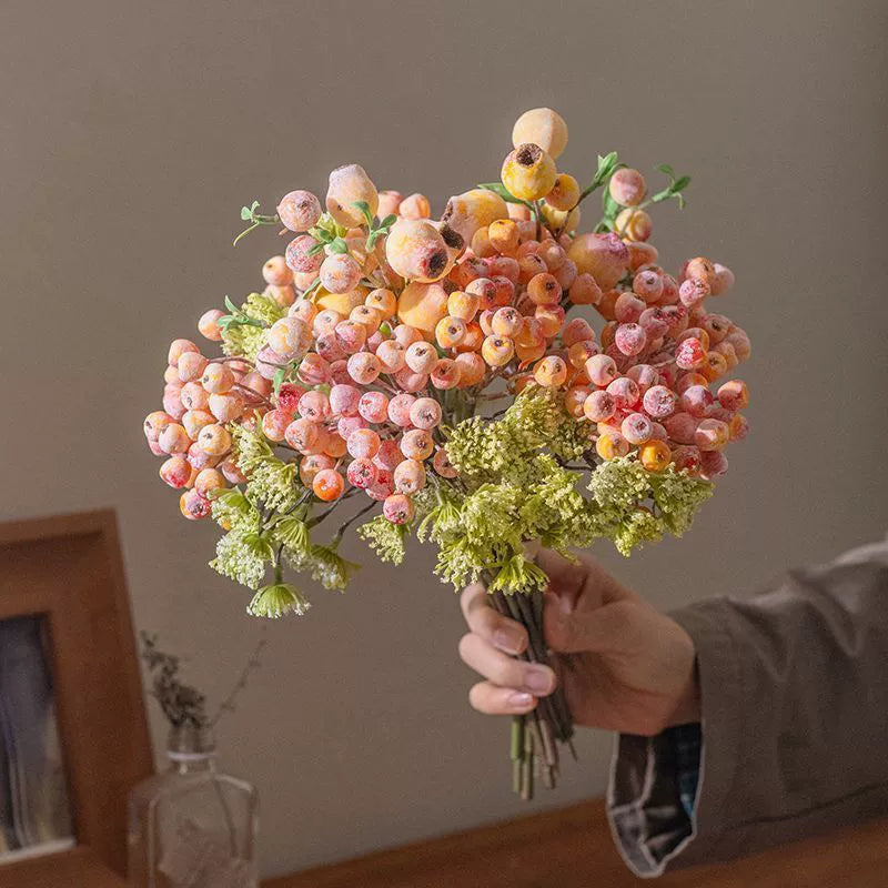Künstlicher Beerenstrauß 33cm, Realistischer Deko Zweig mit Früchten, für Vase, Herbstdeko & Gestecke, langlebige Kunstblumen
