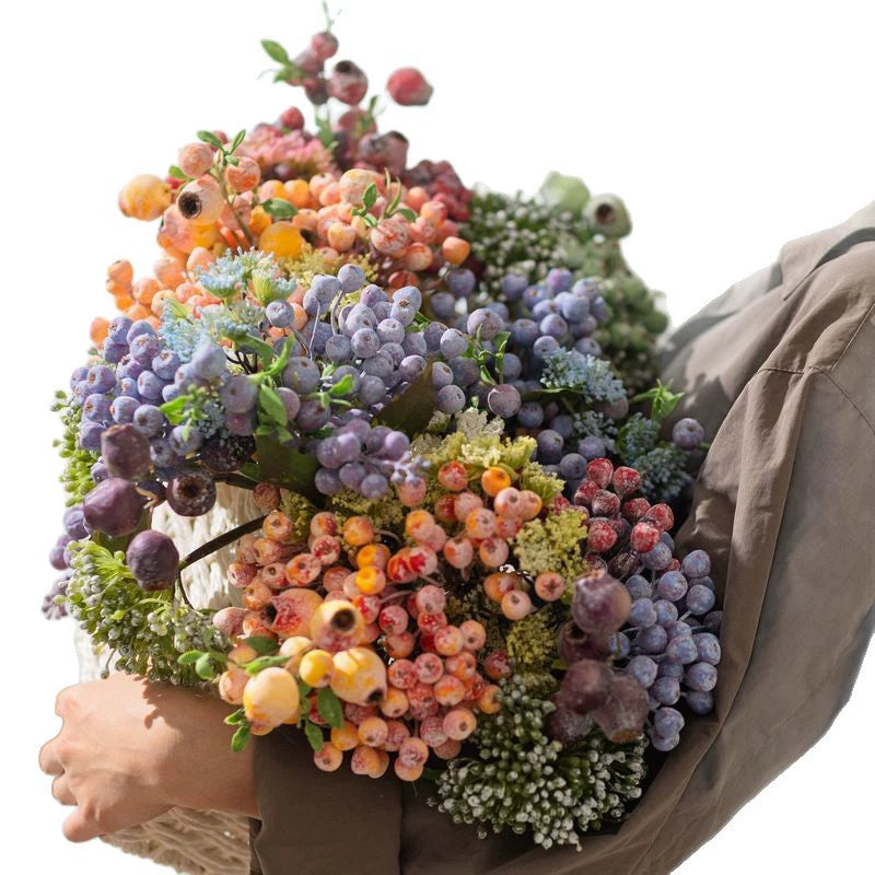 Künstlicher Beerenstrauß 33cm, Realistischer Deko Zweig mit Früchten, für Vase, Herbstdeko & Gestecke, langlebige Kunstblumen
