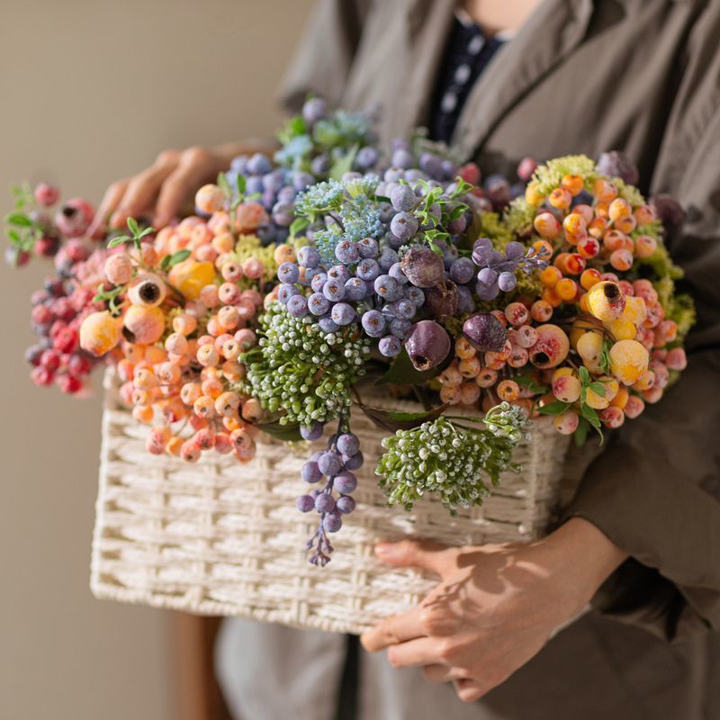 Künstlicher Beerenstrauß 33cm, Realistischer Deko Zweig mit Früchten, für Vase, Herbstdeko & Gestecke, langlebige Kunstblumen