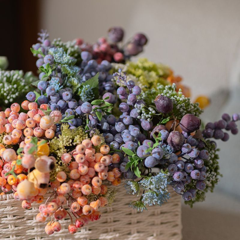 Künstlicher Beerenstrauß 33cm, Realistischer Deko Zweig mit Früchten, für Vase, Herbstdeko & Gestecke, langlebige Kunstblumen