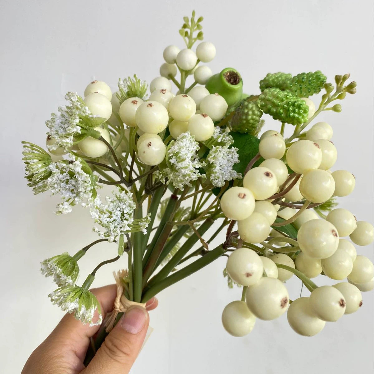 Künstlicher Beerenstrauß 33cm, Realistischer Deko Zweig mit Früchten, für Vase, Herbstdeko & Gestecke, langlebige Kunstblumen
