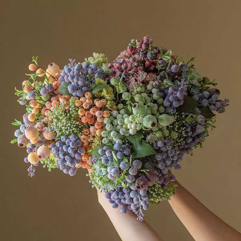 Künstlicher Beerenstrauß 33cm, Realistischer Deko Zweig mit Früchten, für Vase, Herbstdeko & Gestecke, langlebige Kunstblumen