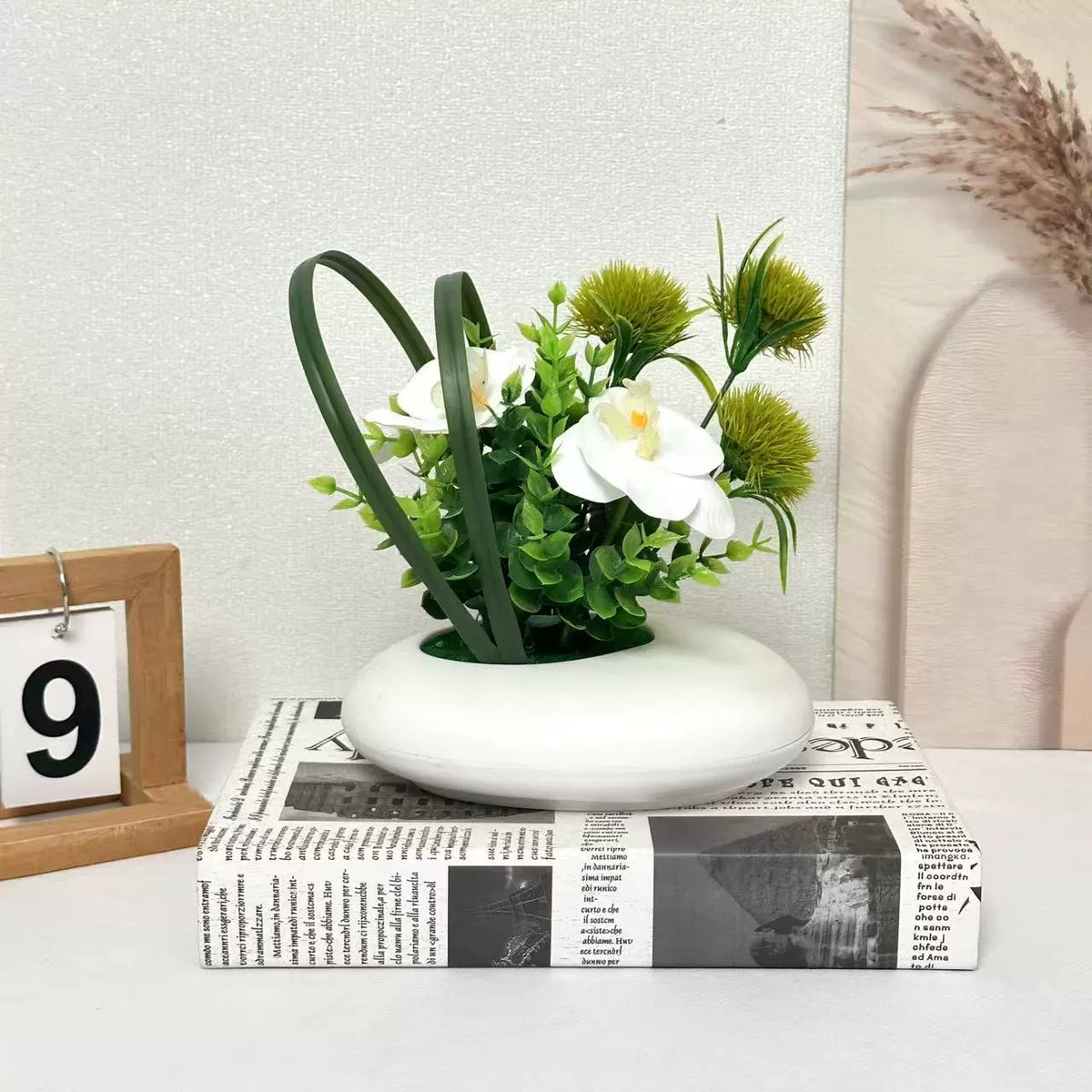 Kunstblumen Gesteck Phalaenopsis Orchidee, 20cm, Weiß | Realistische Kunstpflanze mit Eukalyptus im Topf, Langlebige Tischdeko für Zuhause, Büro, Hochzeit