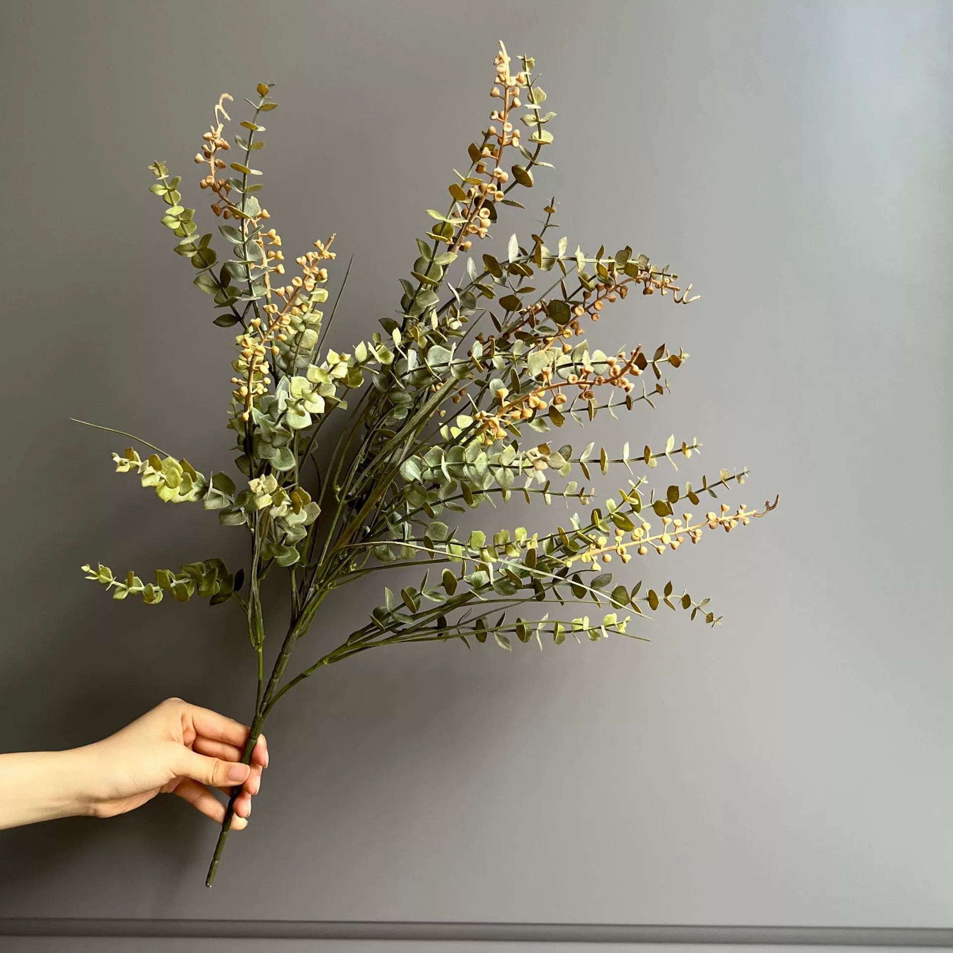 Eukalyptus künstlich, 64 cm Dekozweig mit Früchten, Naturgetreuer Kunst-Eukalyptus für Vase, Hochzeit, Floristik & Gestecke