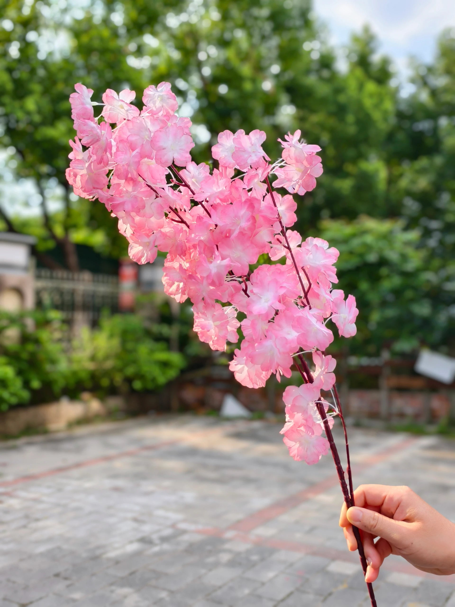 Kirschblütenzweig künstlich 95cm Rosa, schwer entflammbarer Deko Zweig (B1), realistische Seidenblume für Vase, Hochzeit, Gastronomie