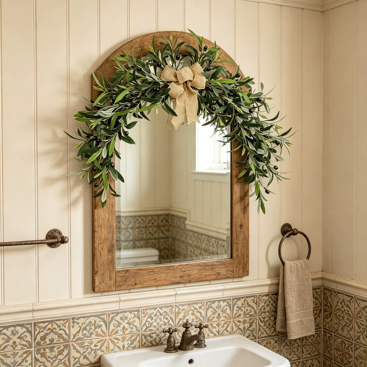 Künstlicher Olivenkranz 80 cm, Täuschend Echte Olivenzweig Girlande für Wand, Tür & Kamin, Mediterrane Deko für Hochzeit & Zuhause, Ganzjährig