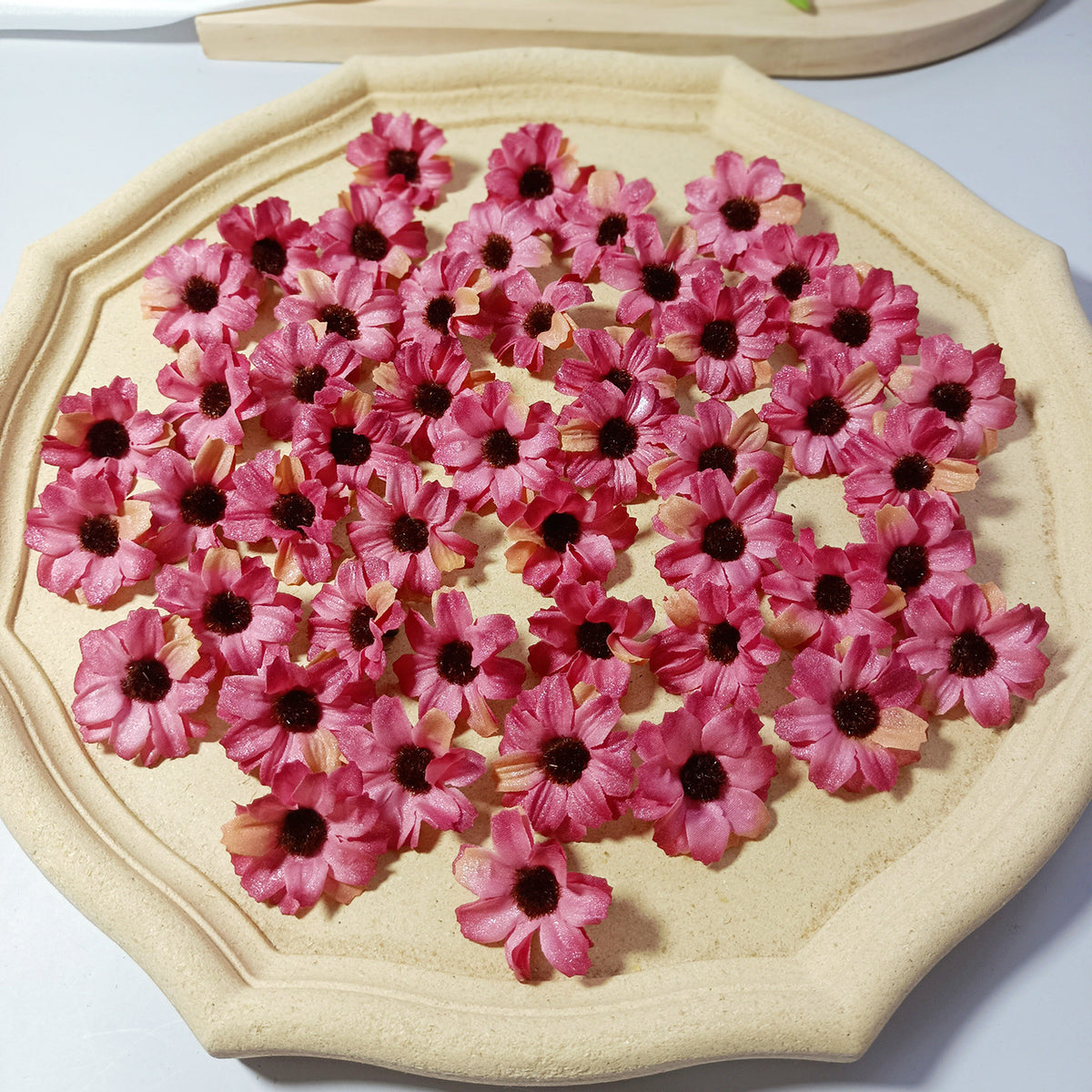 Künstliche Mini-Gänseblümchen, 3,5 cm, realistische Seidenblumen für DIY, Hochzeiten, Geschenkverpackung, Fotografie, 50 Stück