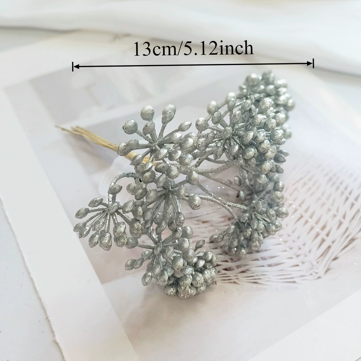 Künstlicher Kiefernzweig Gold 20cm, Deko-Pick mit Perlen, Täuschend Echter Tannenzweig für DIY Gestecke, Weihnachtsdeko & Anstecker