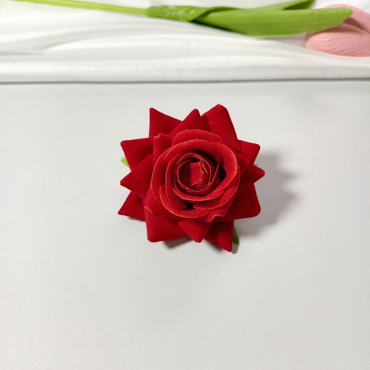 50x Samt-Rosenköpfe 5,5 cm, Künstliche Rosen zum Basteln, Hochzeitsdeko, Gestecke, Anstecker, Premium DIY Blütenköpfe