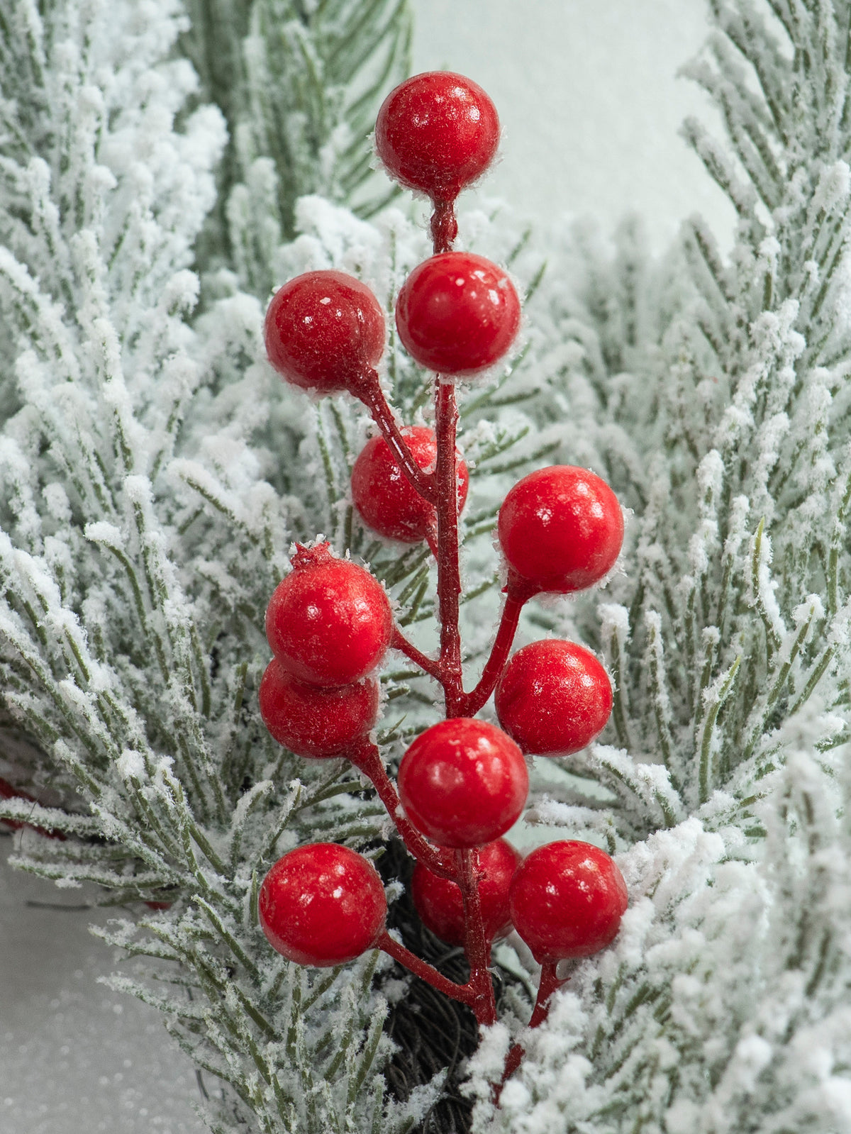 Weihnachtskranz mit Schnee und roten Beeren, 55 cm Durchmesser, realistisch, für Haustür, Fensterdekoration, Hochzeiten, Veranstaltungen