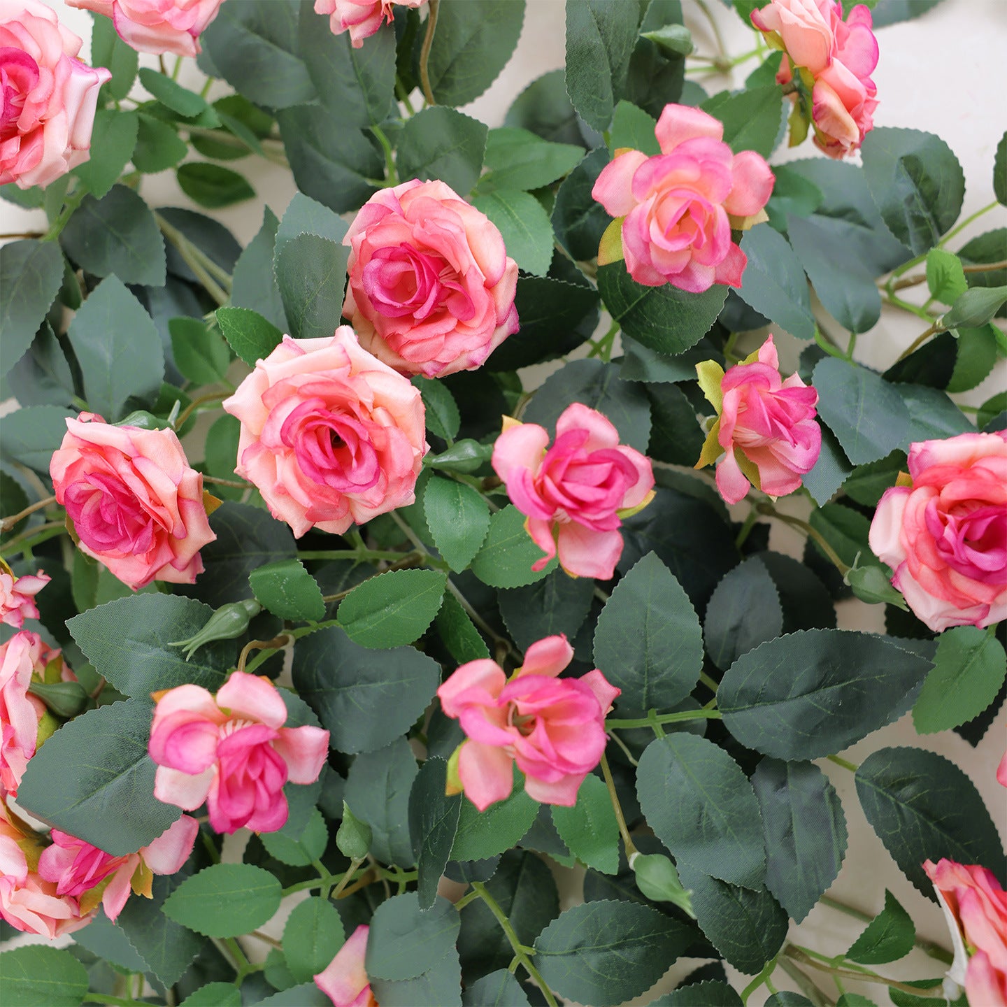 Künstliche Rosenranke, 90 cm Seidenblumen, 31 Blüten, wandmontierbar, Raumdekoration, Hochzeit, Event, Café, Hotel, realistisch, pflegeleicht