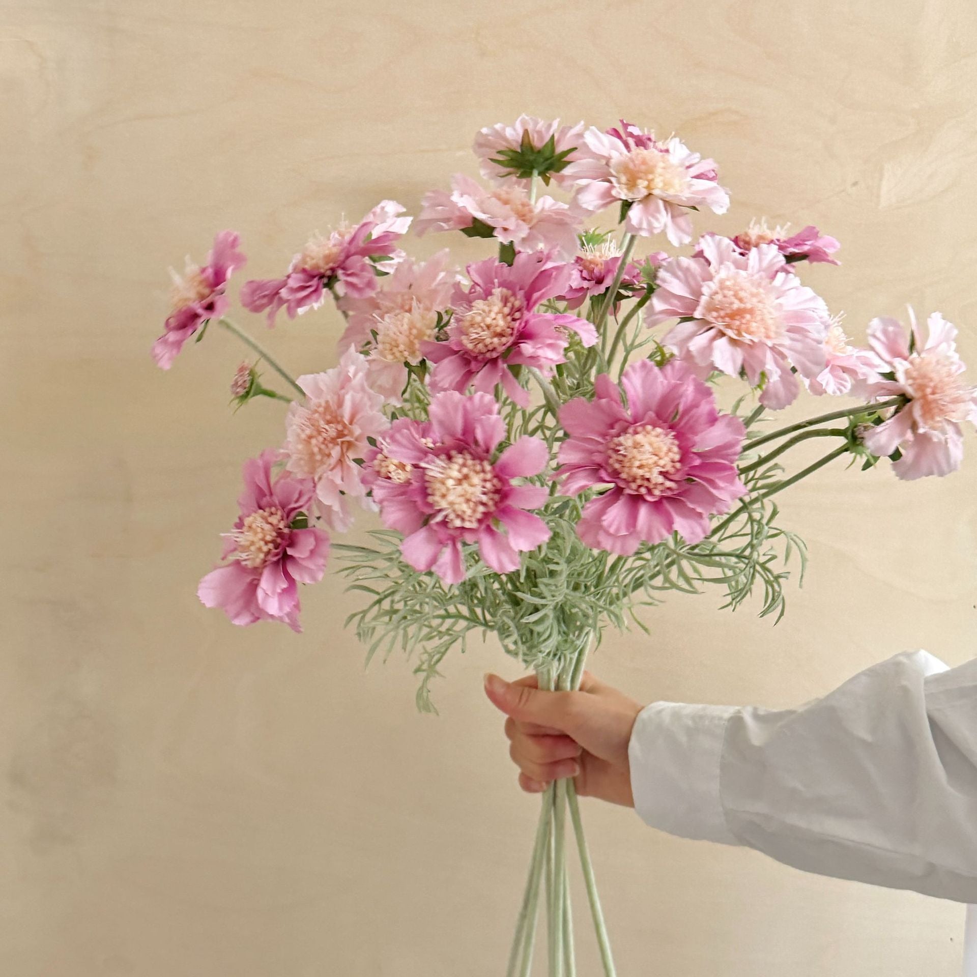 Knautia macedonica (Witwenblume) Kunstblume, 60 cm, 4 Blüten pro Stiel, für Hochzeitsdekoration, Wohnaccessoires und Einzelhandel