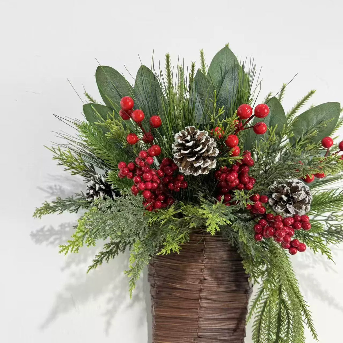 Weihnachtskranz Deko 38 cm mit Kiefernzapfen, roten Beeren und Tannengrün - realistischer Adventsschmuck für Tür, Wand, Tisch, Hotel, Café