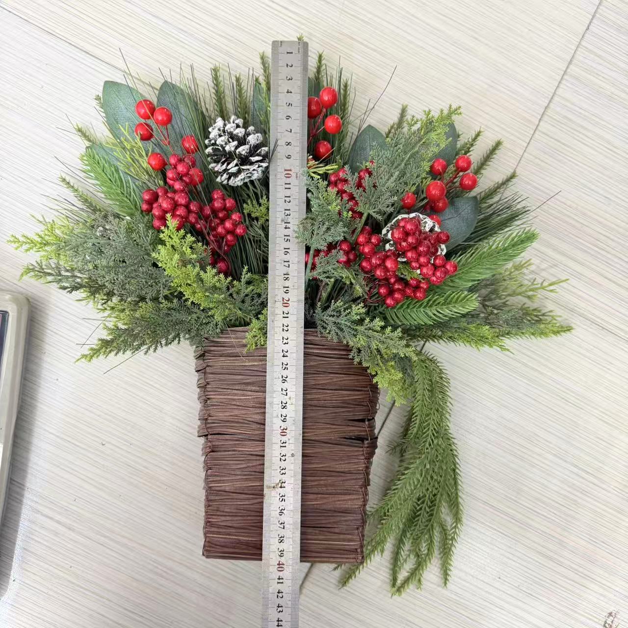 Weihnachtskranz Deko 38 cm mit Kiefernzapfen, roten Beeren und Tannengrün - realistischer Adventsschmuck für Tür, Wand, Tisch, Hotel, Café