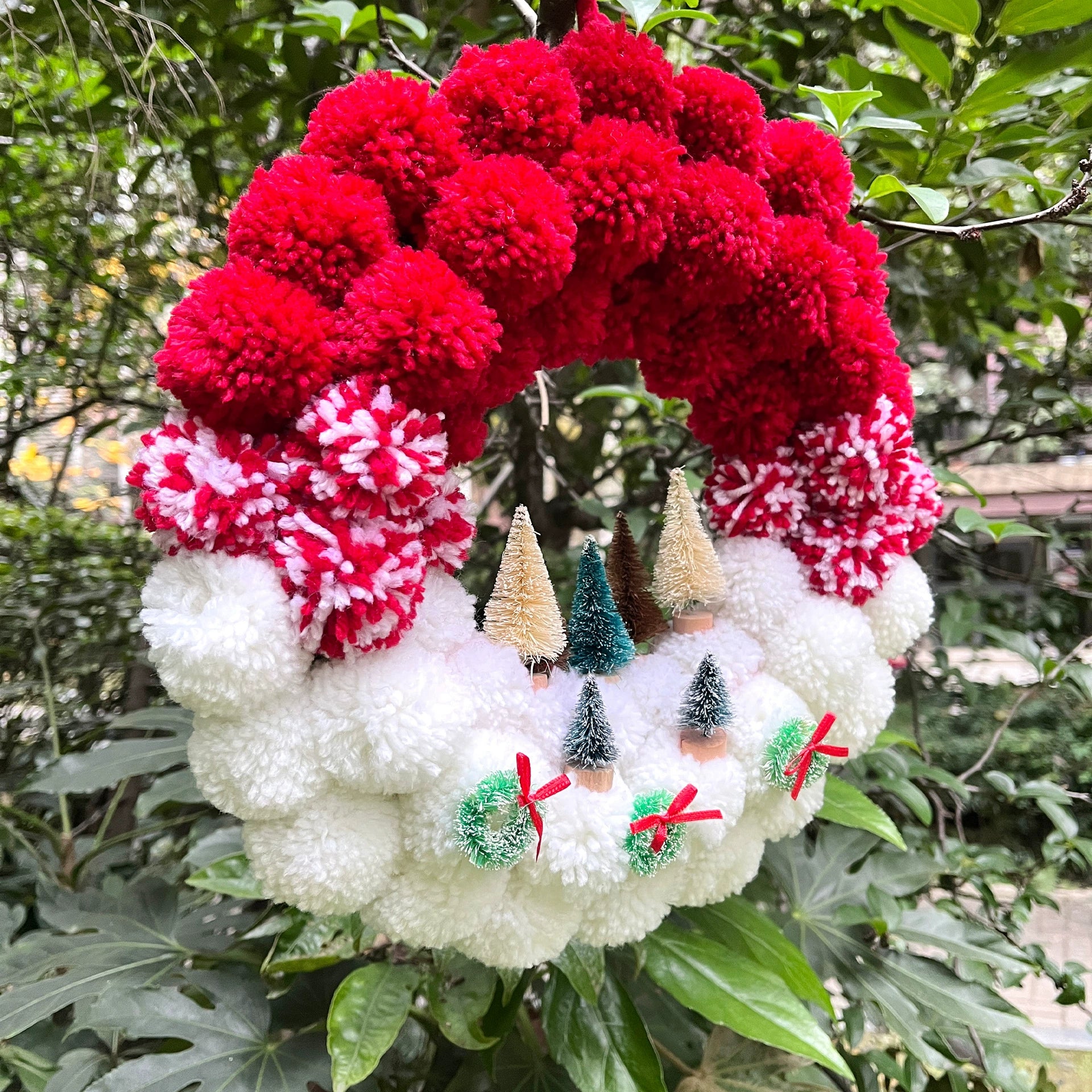 Weihnachtskranz aus Wollbommeln, 30 cm Durchmesser, Festliche Tür- & Wanddekoration, für Hochzeiten, Geschäfte, Zuhause, ganzjährig nutzbar