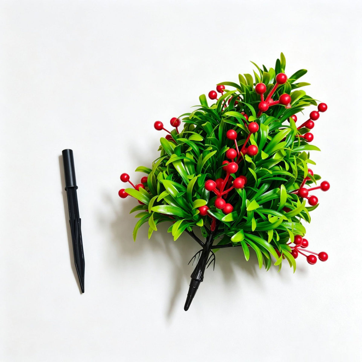 Künstliche Podocarpus mit roten Beeren, 45x25x25 cm, realistische Grünpflanze für Innenraum, Hochzeit, Grabgestaltung, LadenDeko