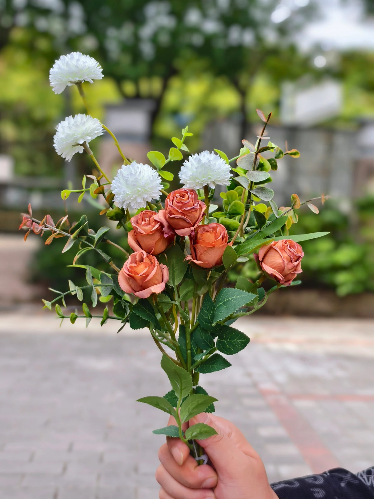 Künstlicher Blumenstrauß mit Rosen, Eukalyptus und Chrysanthemen, 42 cm, 10 Blüten, für Hochzeiten und Innendekoration