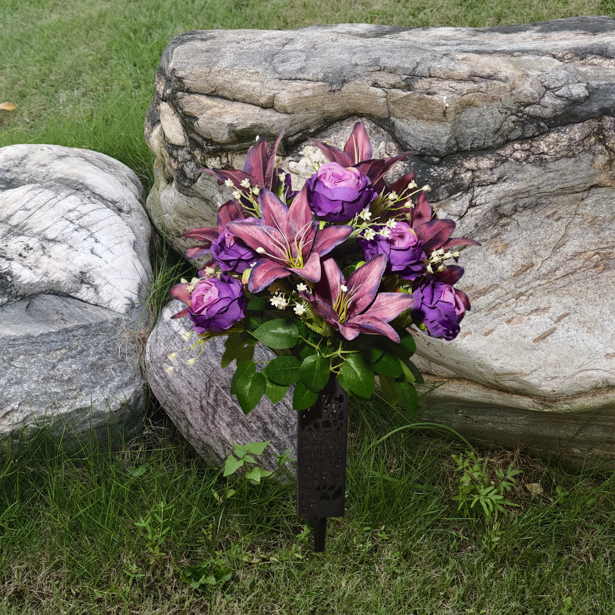Künstliche Lilien, Rosen & Schleierkraut Blumenbusch, 24 Blütenköpfe, Lila-Verlauf, mit Grabvase, für Grab & Außenbereich