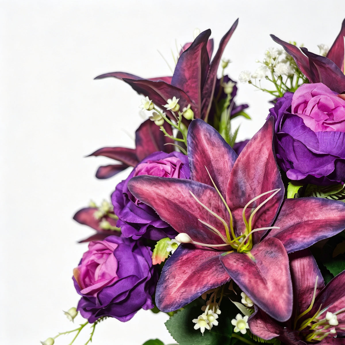 Künstliche Lilien, Rosen & Schleierkraut Blumenbusch, 24 Blütenköpfe, Lila-Verlauf, mit Grabvase, für Grab & Außenbereich