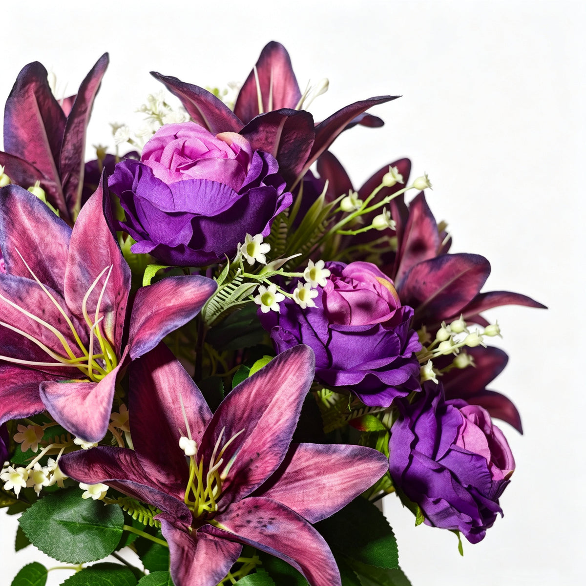 Künstliche Lilien, Rosen & Schleierkraut Blumenbusch, 24 Blütenköpfe, Lila-Verlauf, mit Grabvase, für Grab & Außenbereich