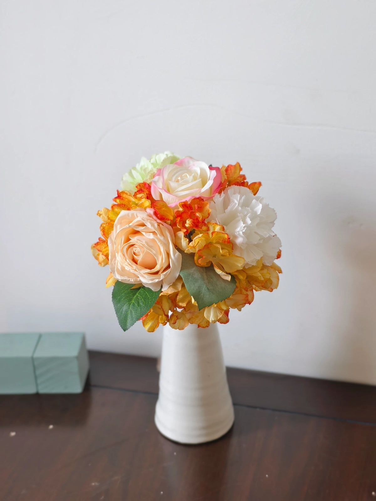 Künstlicher Blumenstrauß mit Rosen, Nelken und Hortensie, 5 Blüten, Kunstseide-Stoff, Vintage, Hochzeit, Hotel, Schaufenster