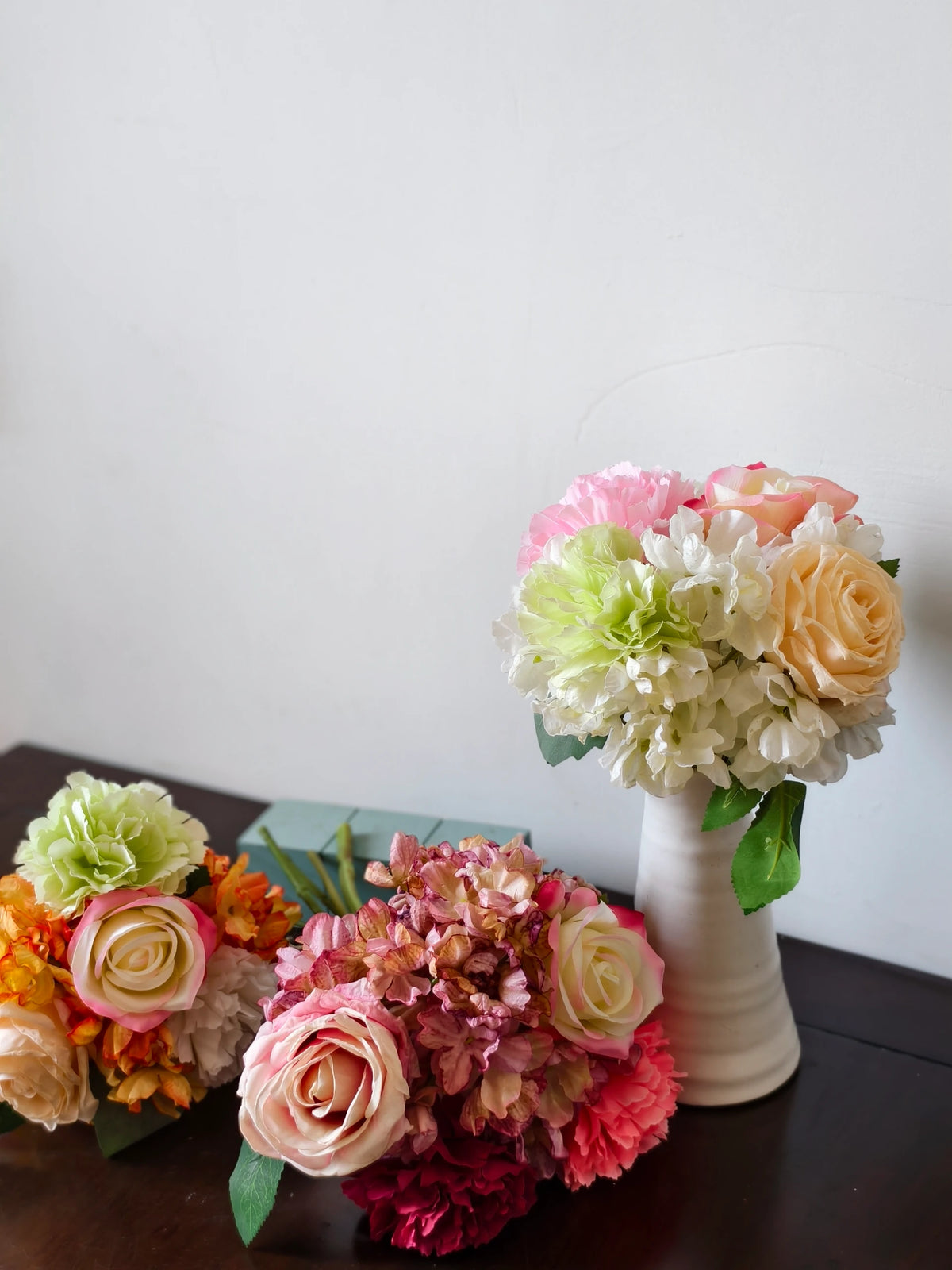Künstlicher Blumenstrauß mit Rosen, Nelken und Hortensie, 5 Blüten, Kunstseide-Stoff, Vintage, Hochzeit, Hotel, Schaufenster