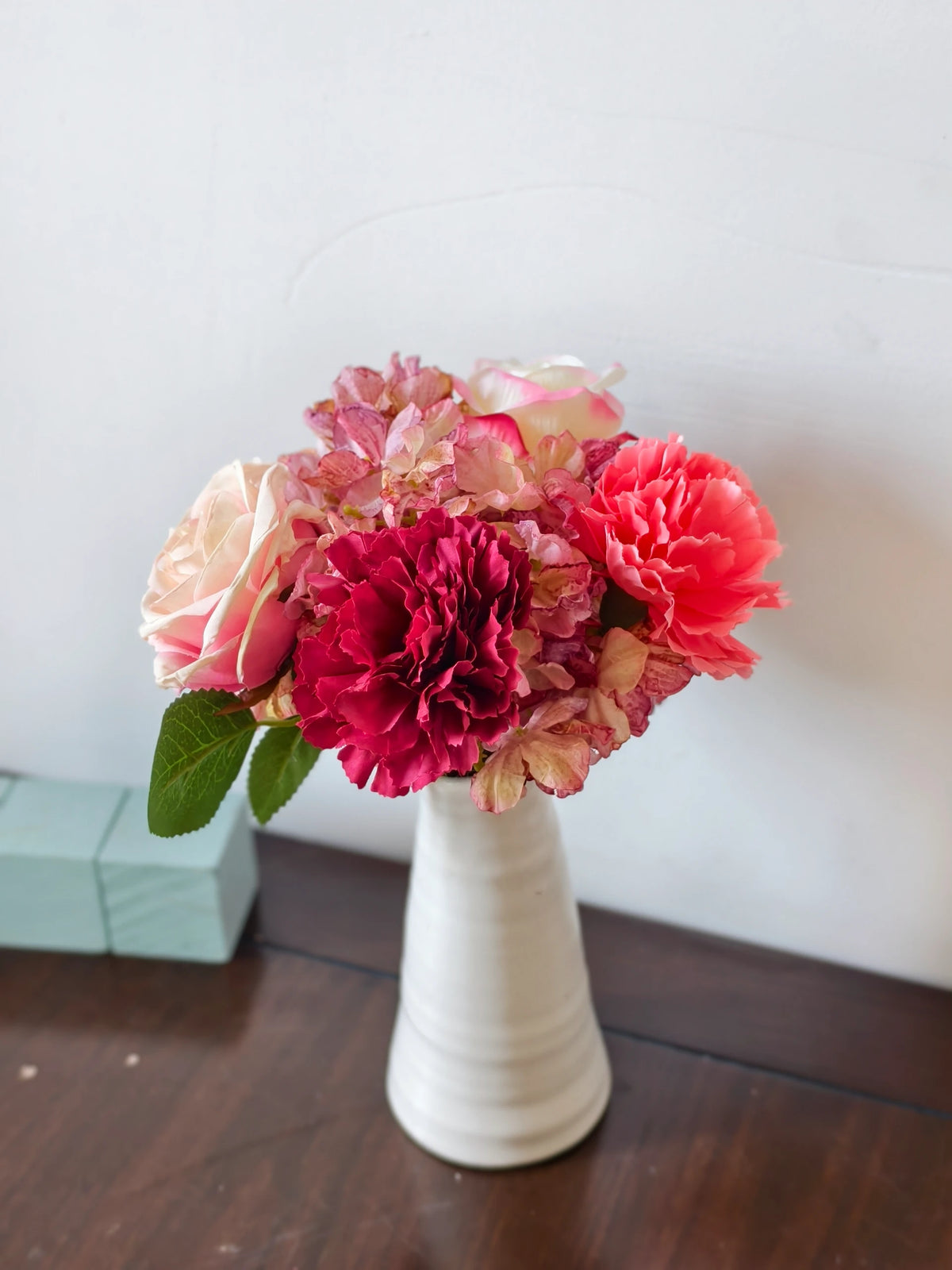 Künstlicher Blumenstrauß mit Rosen, Nelken und Hortensie, 5 Blüten, Kunstseide-Stoff, Vintage, Hochzeit, Hotel, Schaufenster