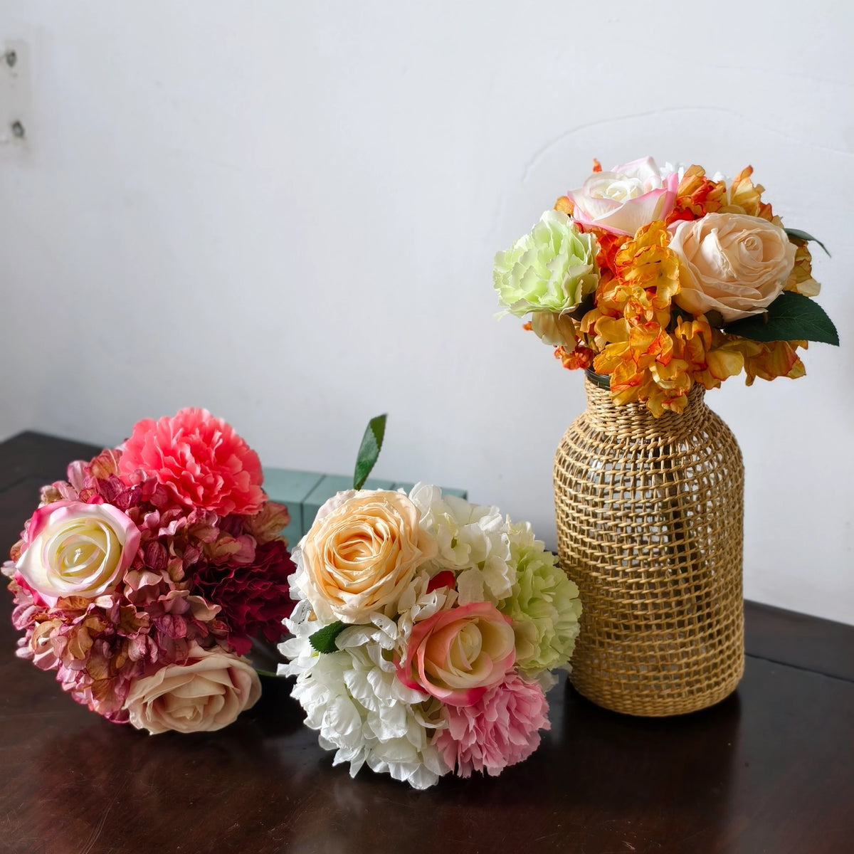 Künstlicher Blumenstrauß mit Rosen, Nelken und Hortensie, 5 Blüten, Kunstseide-Stoff, Vintage, Hochzeit, Hotel, Schaufenster