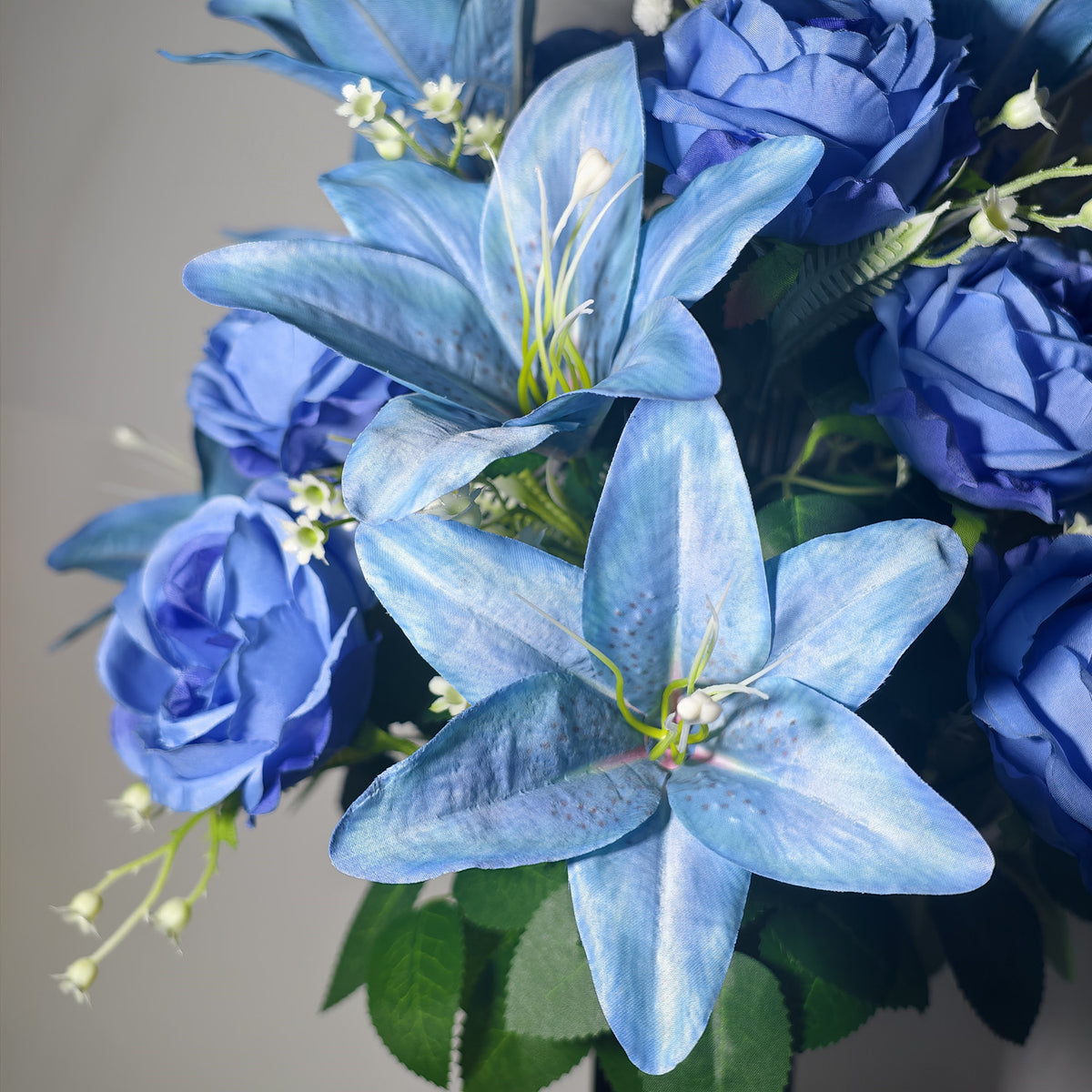 Kunstblumen-Gesteck Lilien, Rosen & Schleierkraut, Blumenbusch mit 24 Blüten, Blau-Verlauf, für Grab & Friedhof