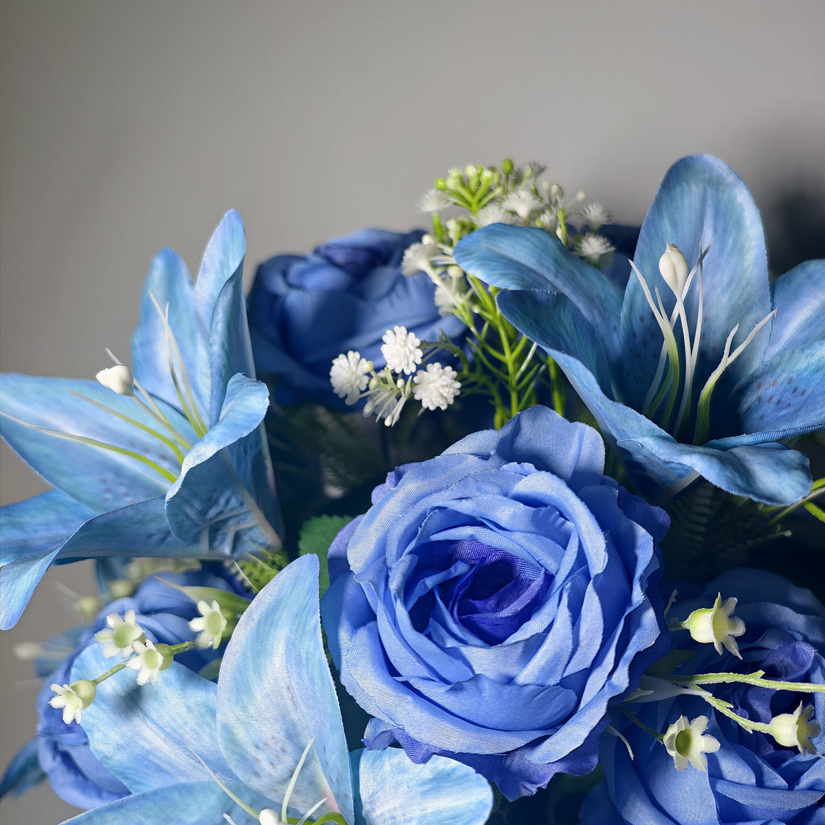 Kunstblumen-Gesteck Lilien, Rosen & Schleierkraut, Blumenbusch mit 24 Blüten, Blau-Verlauf, für Grab & Friedhof