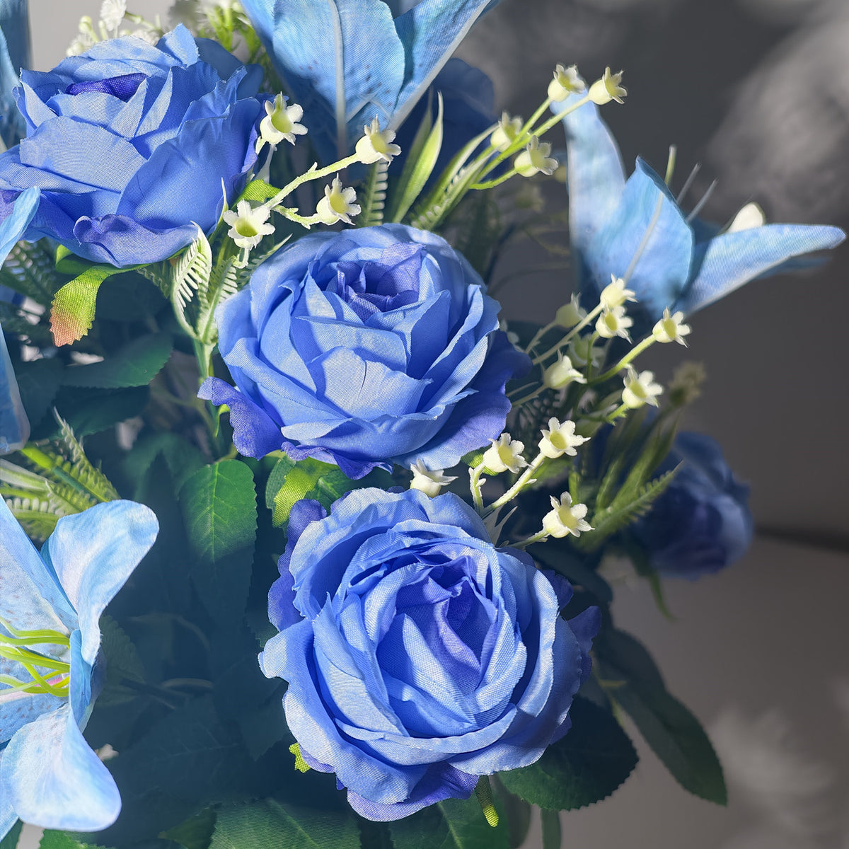 Kunstblumen-Gesteck Lilien, Rosen & Schleierkraut, Blumenbusch mit 24 Blüten, Blau-Verlauf, für Grab & Friedhof