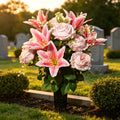 Grabschmuck Kunstblumen Lilien, Rosen & Schleierkraut, Blumenstrauß mit 24 Blütenköpfen, Rosa-Verlauf, Grabgesteck mit Steckeimer, für Friedhof