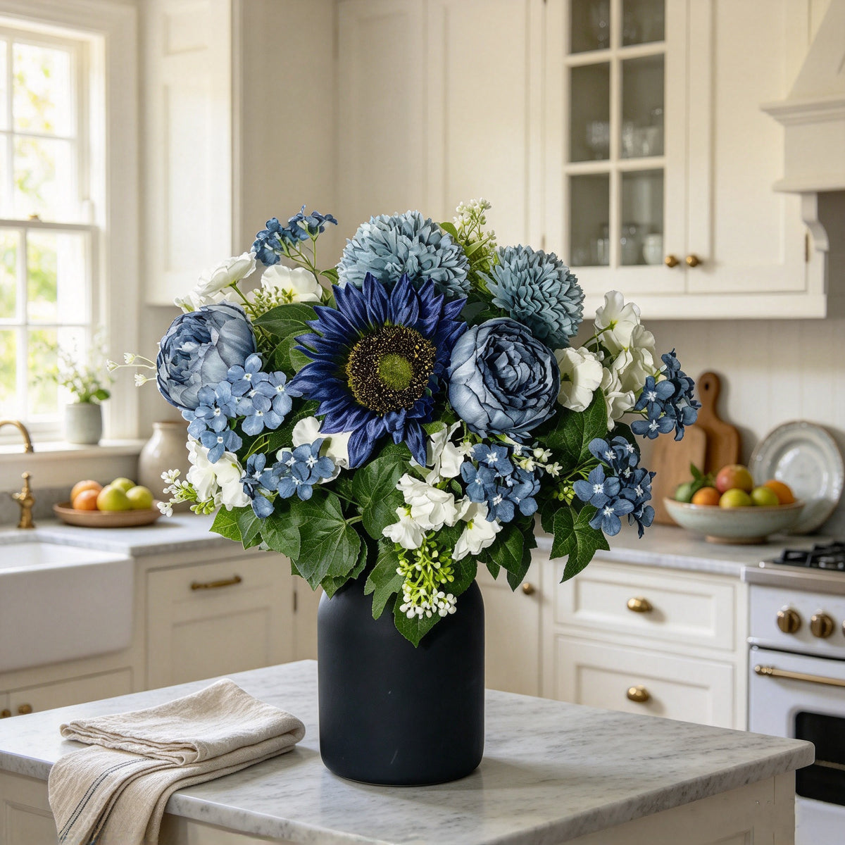 Kunstblumen-Bouquet Pfingstrose, Hortensie & Chrysantheme, 24 Blütenköpfe, Stoffblumen mit Metallvase, Staubblau, für Herbst und Winter