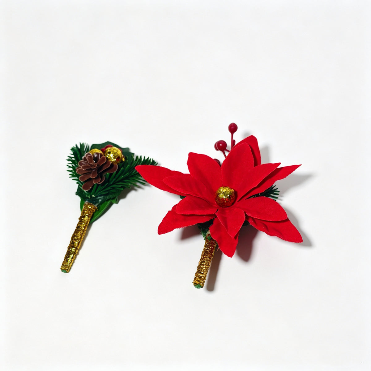 Weihnachtsstern-Anstecker oder Stechpalmen-Anstecker mit Tannenzapfen und Goldkugel, künstliche Weihnachts-Boutonnière für Hochzeit und Festtage