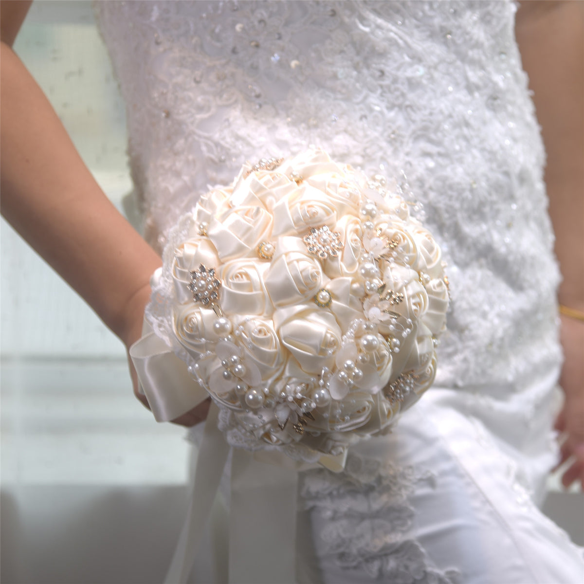 Eleganter Runder Brautstrauß aus Satinrosen - Hochzeitsstrauß zum Werfen, Wiederverwendbar & Stilvoll