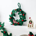 20 cm Exklusiver handgemachter Filz-Weihnachtskranz in Dunkelgrün mit roten Beeren und Rotkehlchen – typische skandinavische Deko für die gemütliche Herbst-, Winter- und Weihnachtszeit