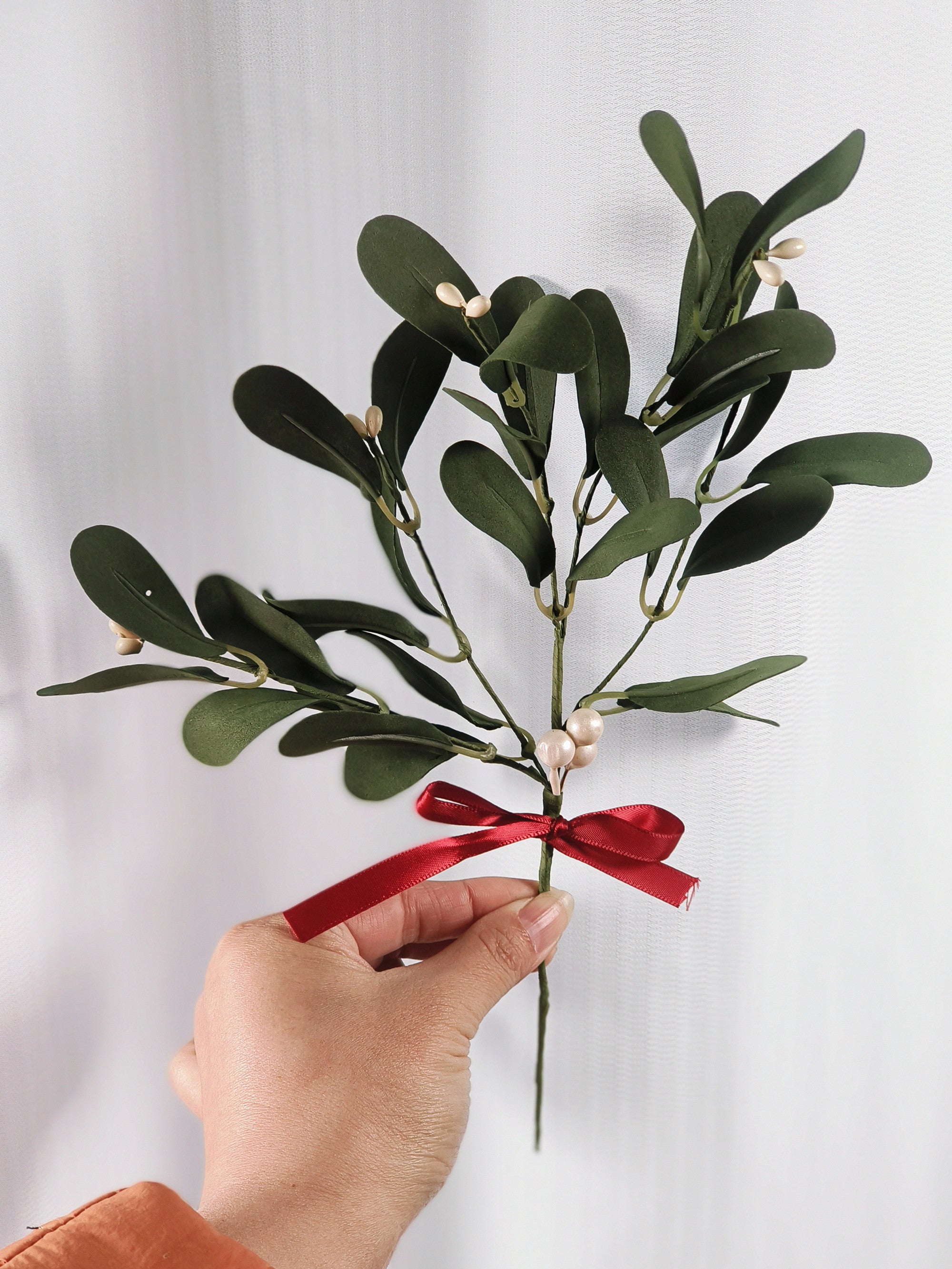 Künstliche Mistelzweige 30 cm mit rotem Band – Weihnachtsornament