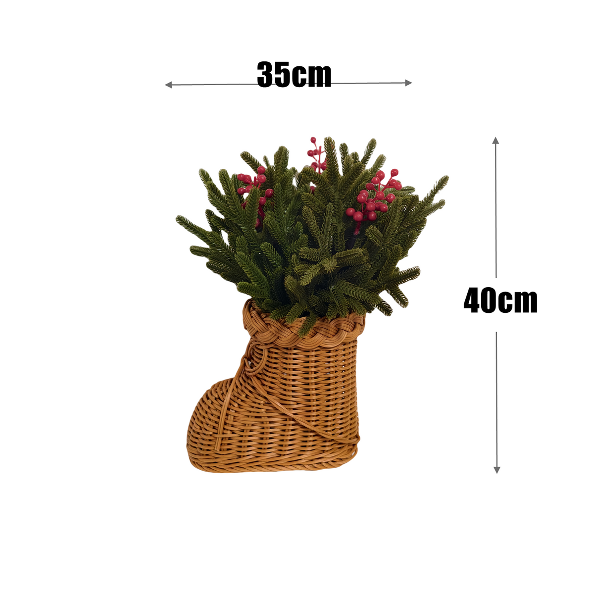 40 cm ünstliche Norfolk-Kieferntriebe mit roten Beeren in einer geflochtenen Rattan-Vase mit Füßen – Weihnachtsdekorationen