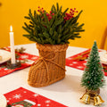 40 cm ünstliche Norfolk-Kieferntriebe mit roten Beeren in einer geflochtenen Rattan-Vase mit Füßen – Weihnachtsdekorationen