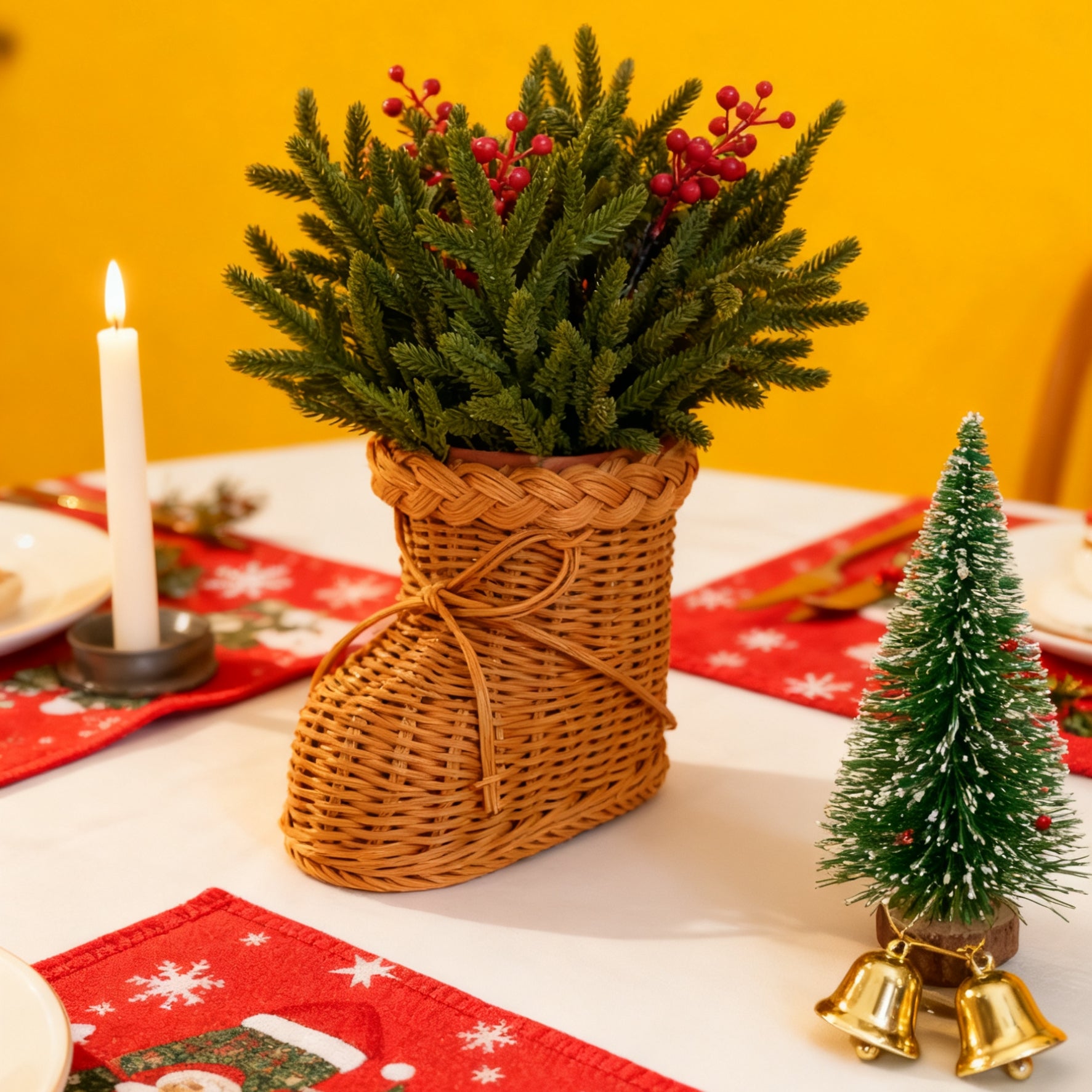 40 cm ünstliche Norfolk-Kieferntriebe mit roten Beeren in einer geflochtenen Rattan-Vase mit Füßen – Weihnachtsdekorationen
