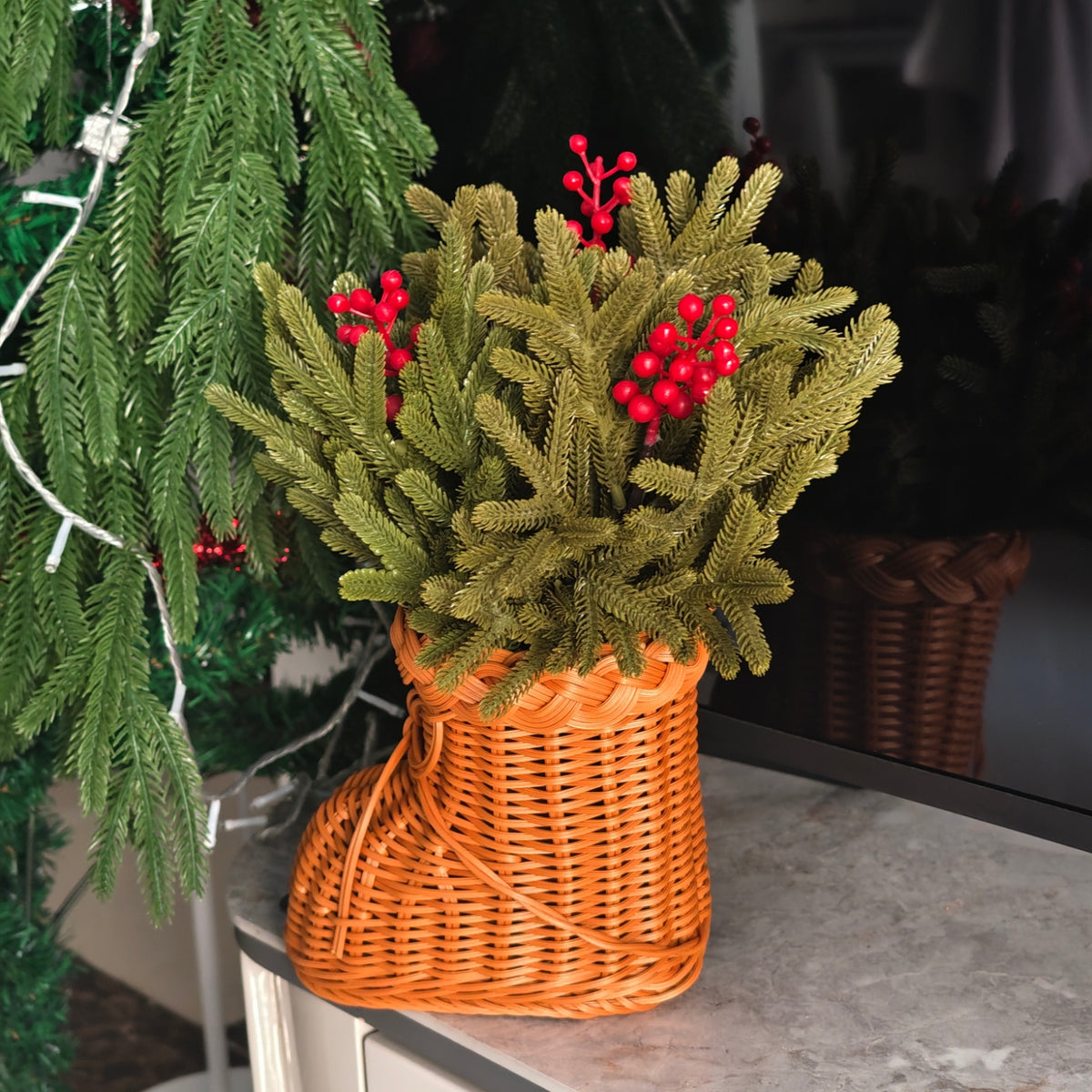 40 cm ünstliche Norfolk-Kieferntriebe mit roten Beeren in einer geflochtenen Rattan-Vase mit Füßen – Weihnachtsdekorationen