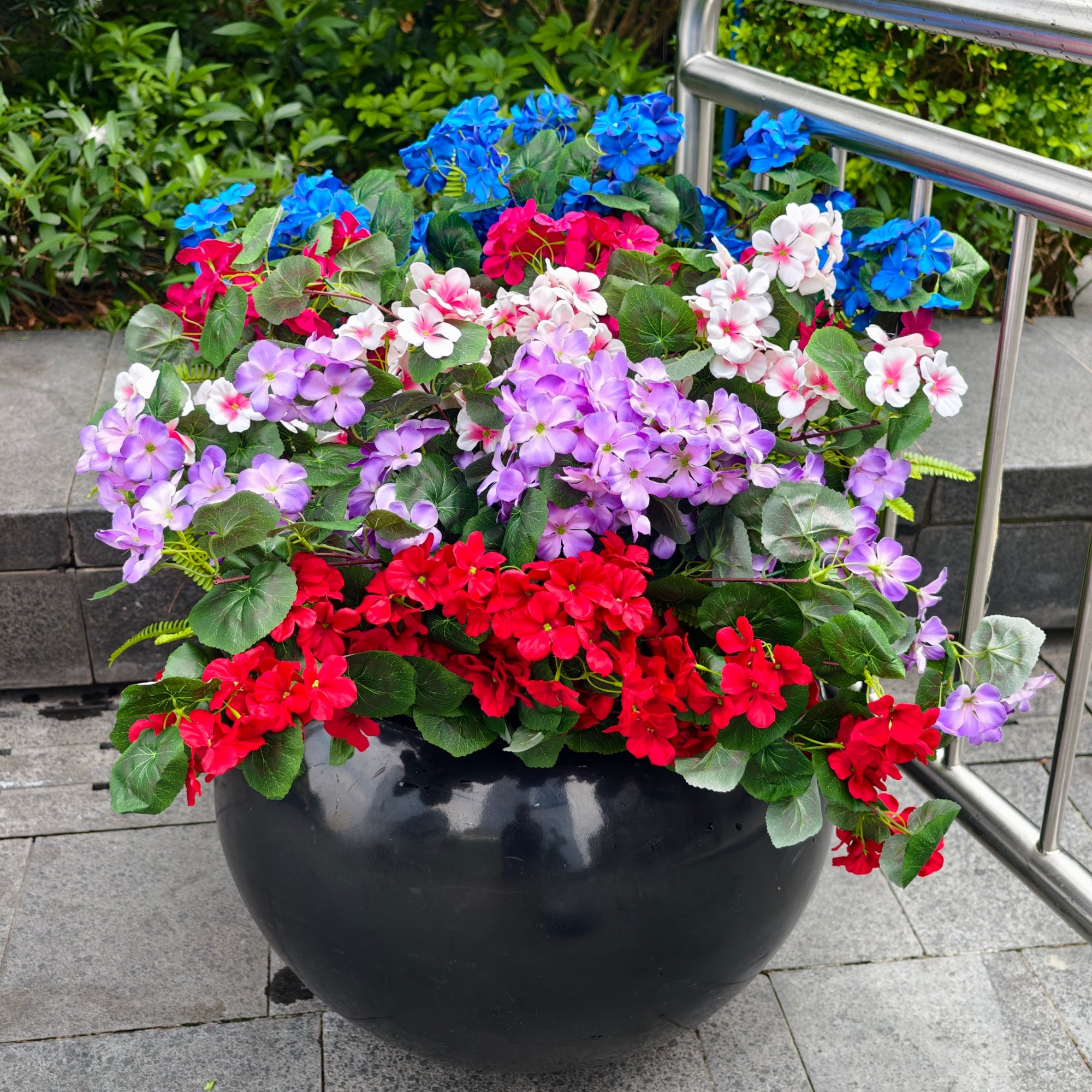 Langstielige Kunst-Geranien – UV-beständige Seidenblume, verblasst nicht, lebensechter Strauch für Garten, Balkon, Terrasse & Wohnbereich